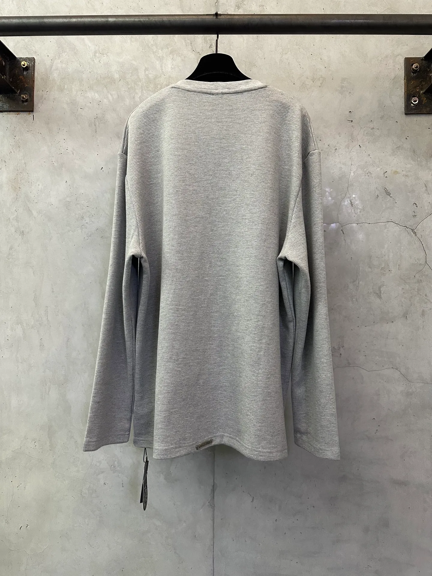 P390 Chrome Hearts patchwork leather Henry collar waffle long-sleeved T. Fabric: Made of 350g cotton waffle double-layer material. Differentiating low weight, cutting corners and non-pure cotton market products), a lot of effort has been put into the fabric, hardware and craftsmanship. The top quality in the market and industry benchmark are only owned by a few people. The overall wiring is straight and delicate, the fabric is comfortable and soft, and the color is consistent without color difference. Customized hardware, thread, accessories, plate alignment, same style for men and women -Color: black gray -Size: S M L
